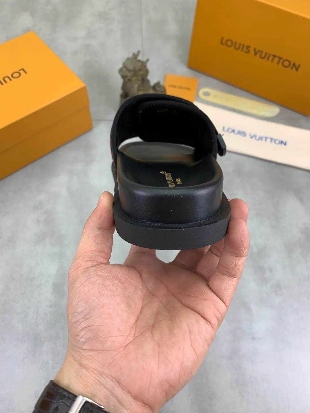 Men's shoes 💰P320💰【New style】🆘 Original quality 【LOUIS VUITTON】The popular Louis Vuitton LV men's slippers on the official website are on sale simultaneously! Original fabric imported from Italy, original factory special supply, code number: 38-44 (45 customized), many colors available